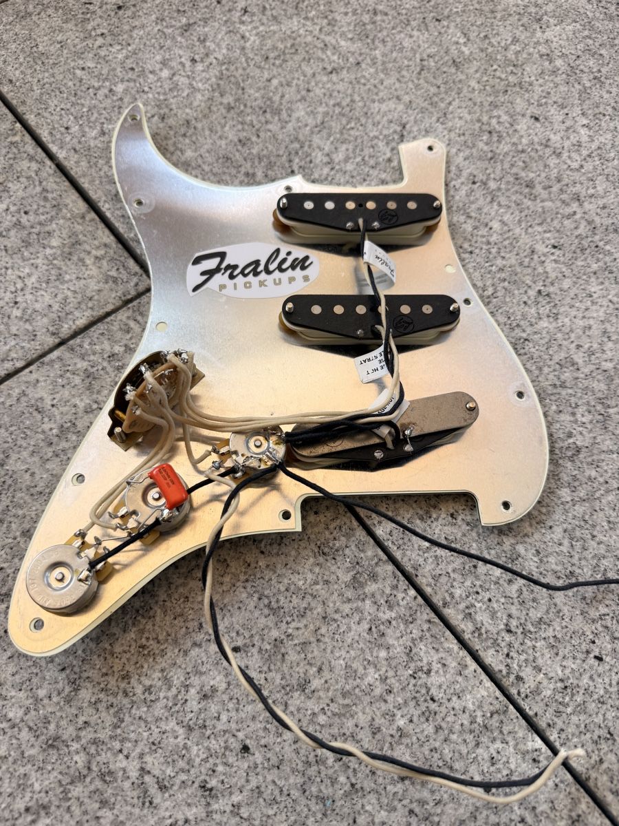 Strumenti musicali: Fender Stratocaster Pickguard Fralin Pickups – Nuovo (secondo la descrizione) da Neuenkirch venduto da Flackmataz 2