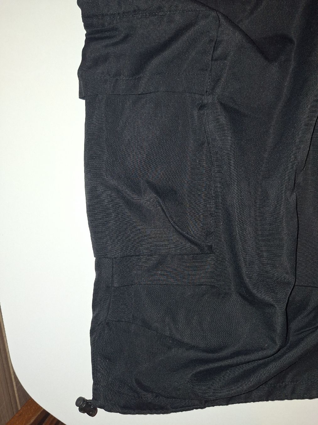 Pantalons: Short cargo noir, taille 46 – D'occasion à Lausanne par Cassandra11 1
