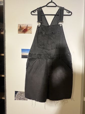 Cooler Jeans-Latzrock in Grau - Perfekt für den Sommer!
