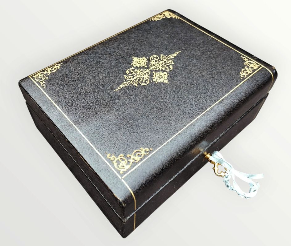 Schmuckkästen: Vintage Leder Ringbox Schatulle mit hellblau & beige innen – Gebraucht aus schwyz von larry91sz 5