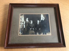 Antikes Familienbild im Holzrahmen, signiert 1910er