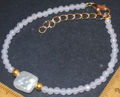 Armband B-953 – Pink Quarz mit Perle – verstellbar