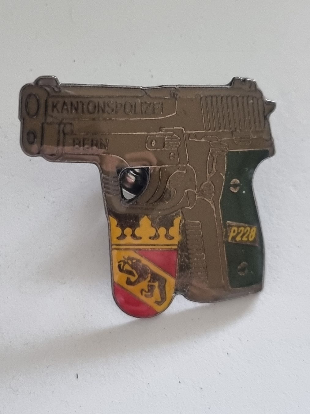 Placchette & Badge: Pin Kapo Bern Pistole P228 – Usato da Laupen BE venduto da Bombers