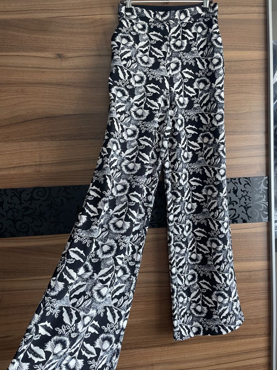 Mango Hosen: Stylish Mango Floral Palazzo Pants - Size S – Neu (gemäss Beschreibung) aus Zug von Fashionaddicted.- 1