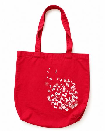 Rote Stofftasche mit Blumenmuster