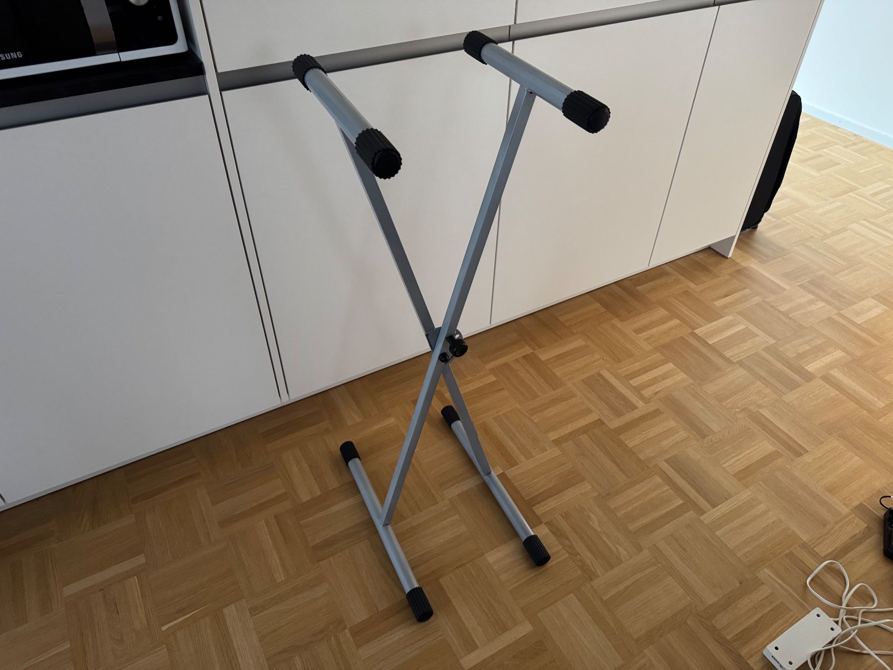 Supporti per strumenti musicali & leggii: Keyboardständer / Keyboard-X-Ständer (Silber) – Usato da Oberriet SG venduto da juh_gw9t 1