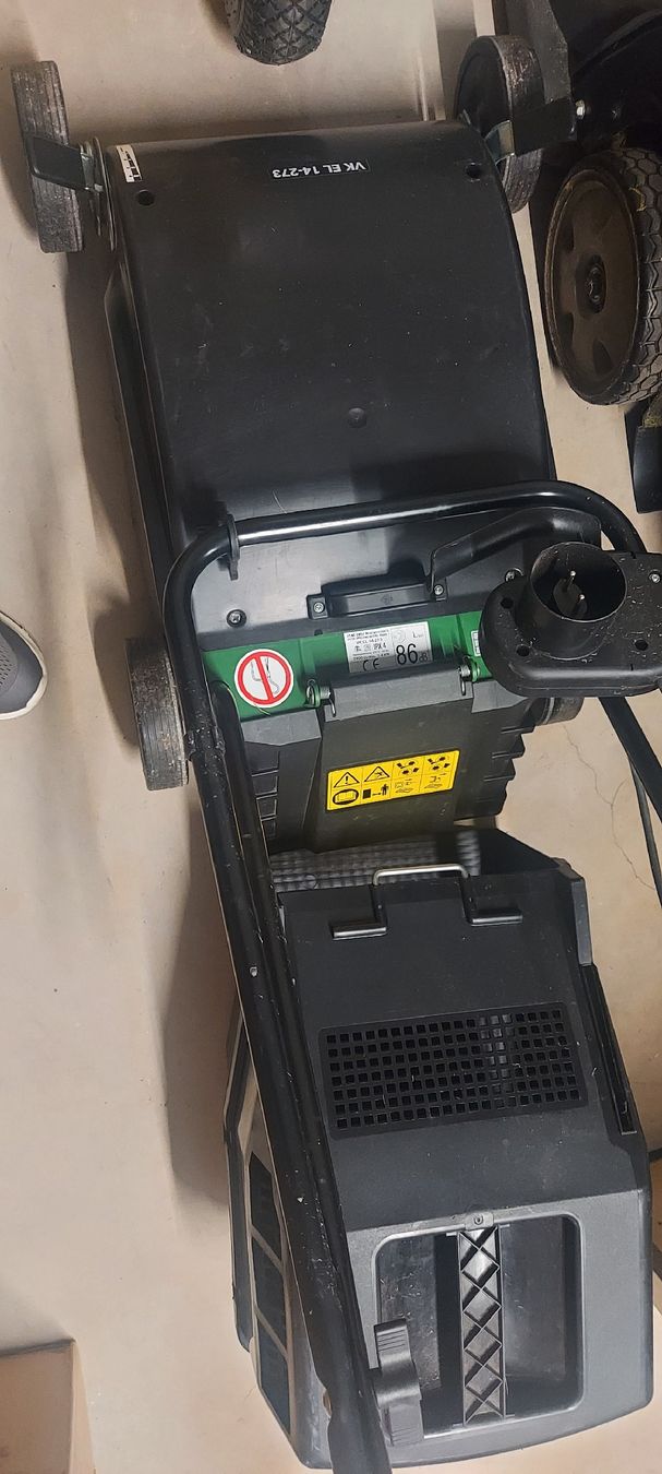 Bodenbearbeitungsgeräte: Elektrovertikutierer – Gebraucht aus St. Margrethen SG von Schark6 1