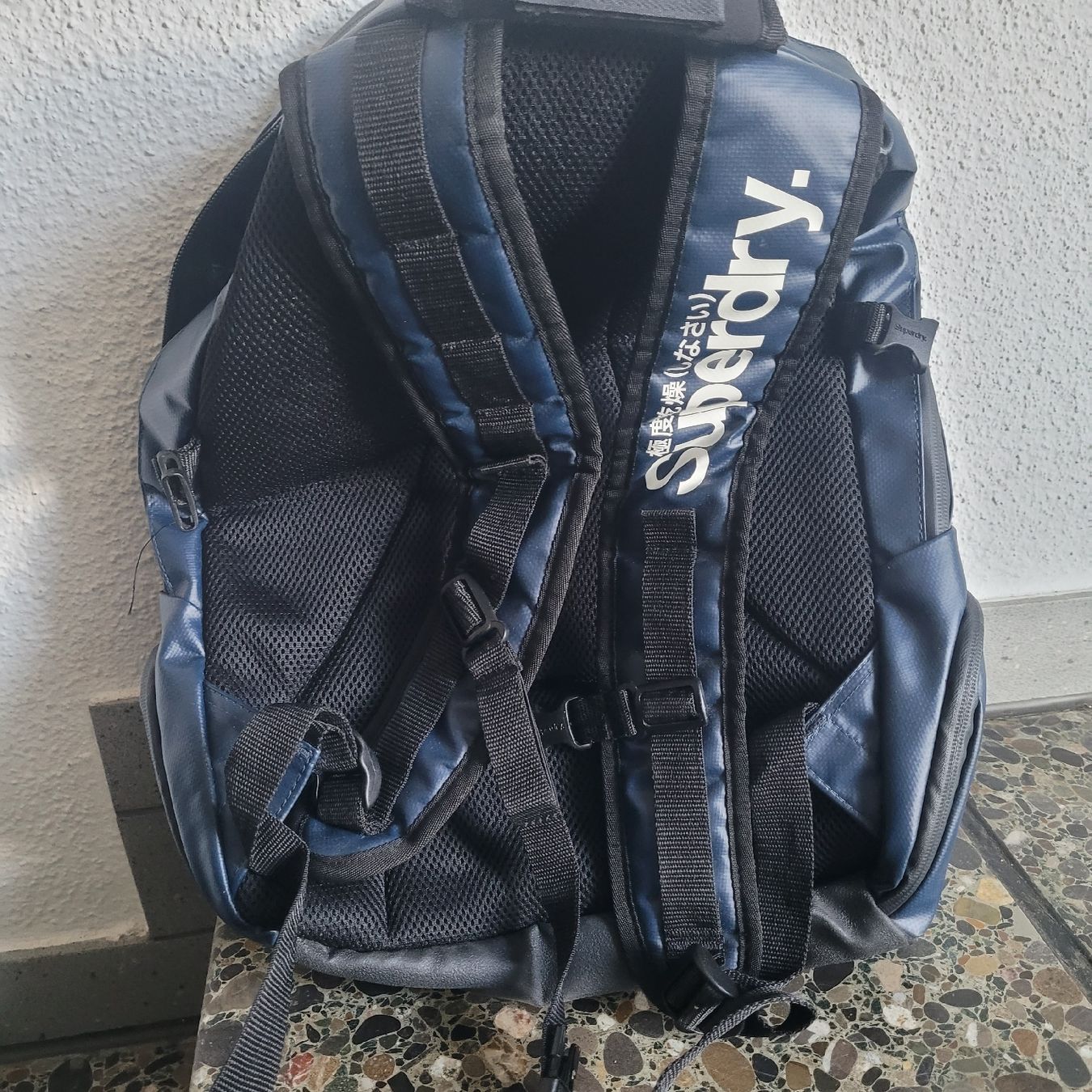 Superdry Zaini: Superdry Rucksack, geräumig, viele Fächer, top. – Usato da Volketswil venduto da tas_tj67 7