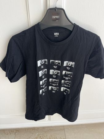 Uniqlo T-Shirt Ricoh GR Kamera Motiv schwarz Grösse S *Neu
