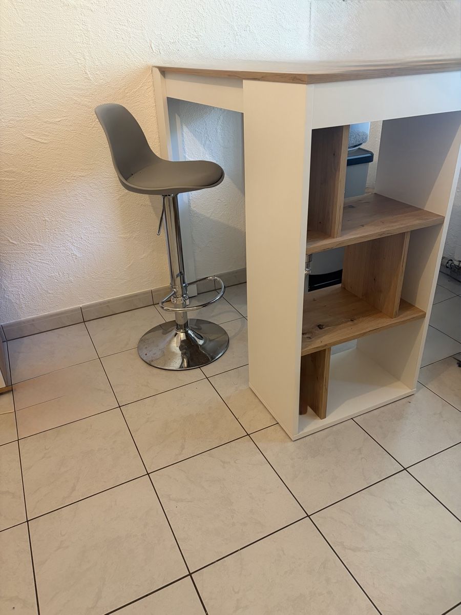 Tavoli: Bartisch mit Regal  – Usato da Pfäffikon SZ venduto da M.Haas_93 2