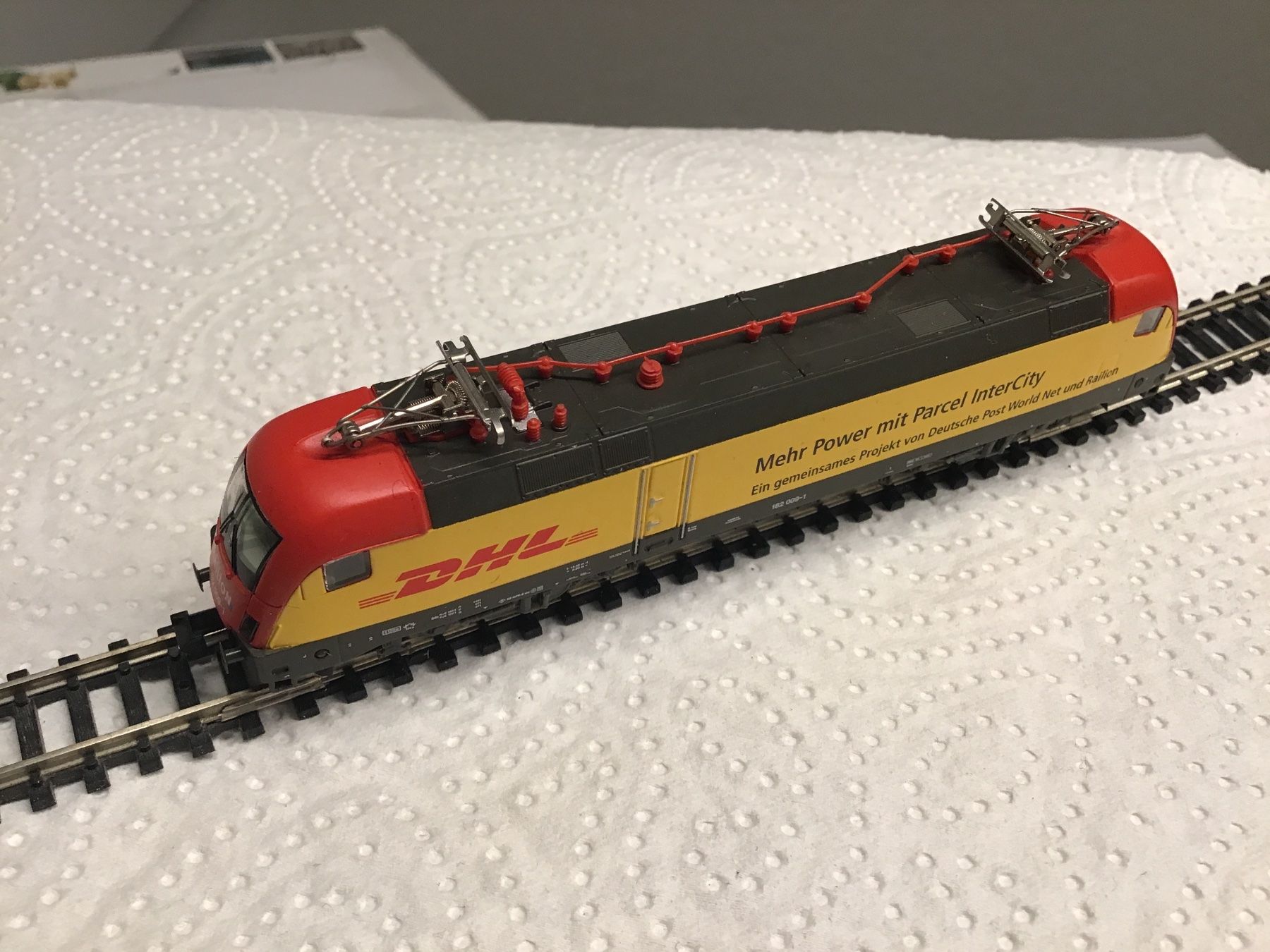 Trix Modellini di ferrovie: TRIX N DHL Intercity Lok 36623 - – Usato da Männedorf venduto da Modell-Spezialisten 2
