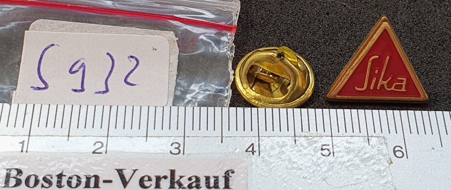 Placchette & Badge: S932 - Pin Sika Logo – Usato da Reinach BL venduto da Boston-Verkauf 1