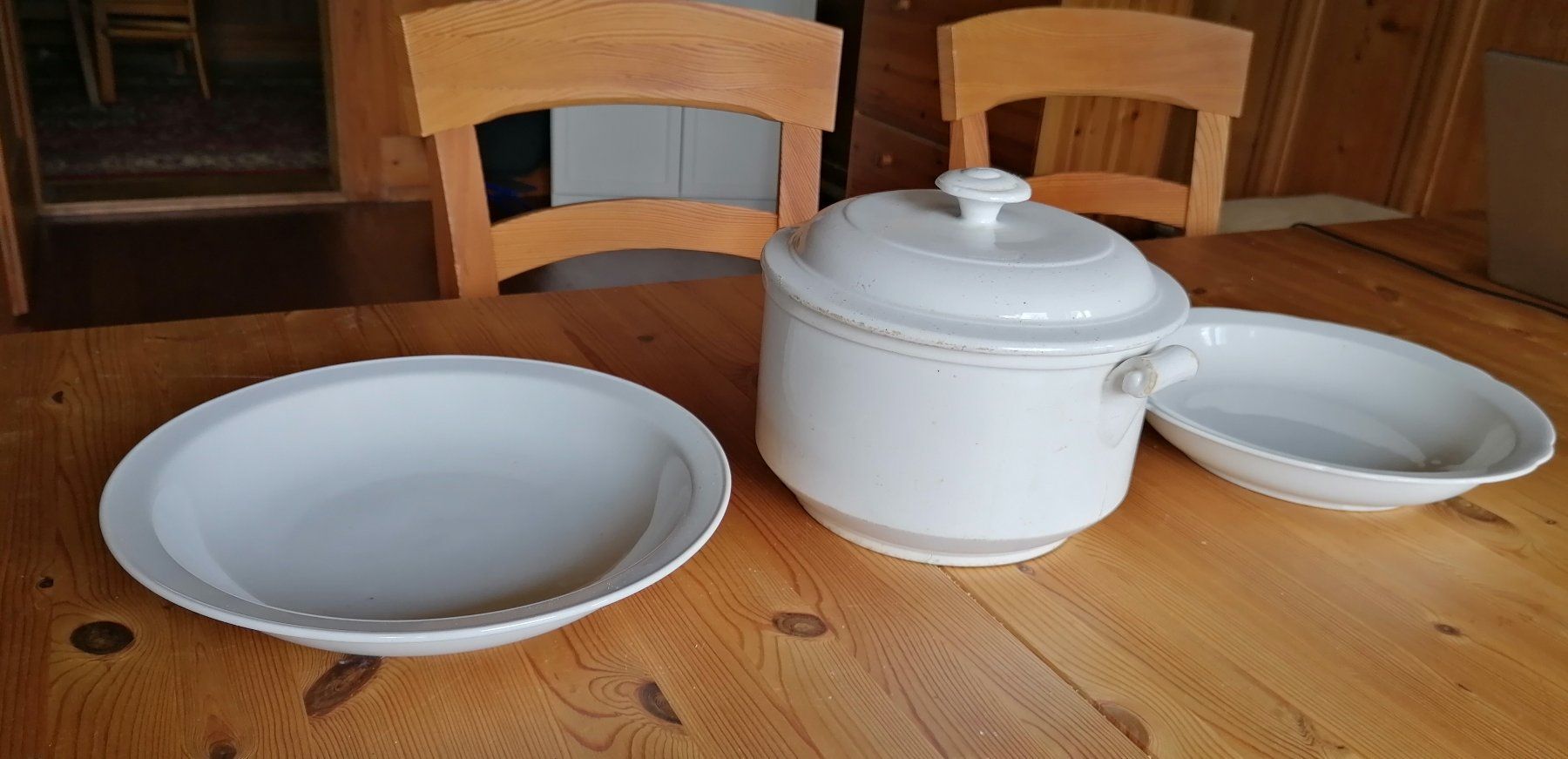 Set di piatti: Antikes Geschirrset Suppentopf Teller weiss – Usato da Krattigen venduto da markus63