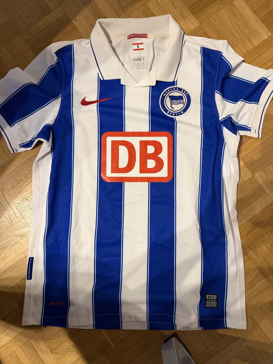 Nike Leibchen & Hosen: Hertha BSC Trikot Grösse S Nike  – Gebraucht aus Watt von SwissBlueLine