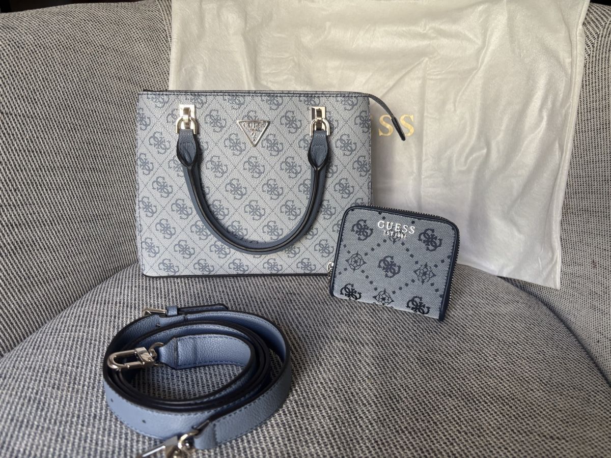 Guess Borse da donna: Guess Blue Patterned cross body handbag and purse – Usato da Zürich venduto da fra_f66n