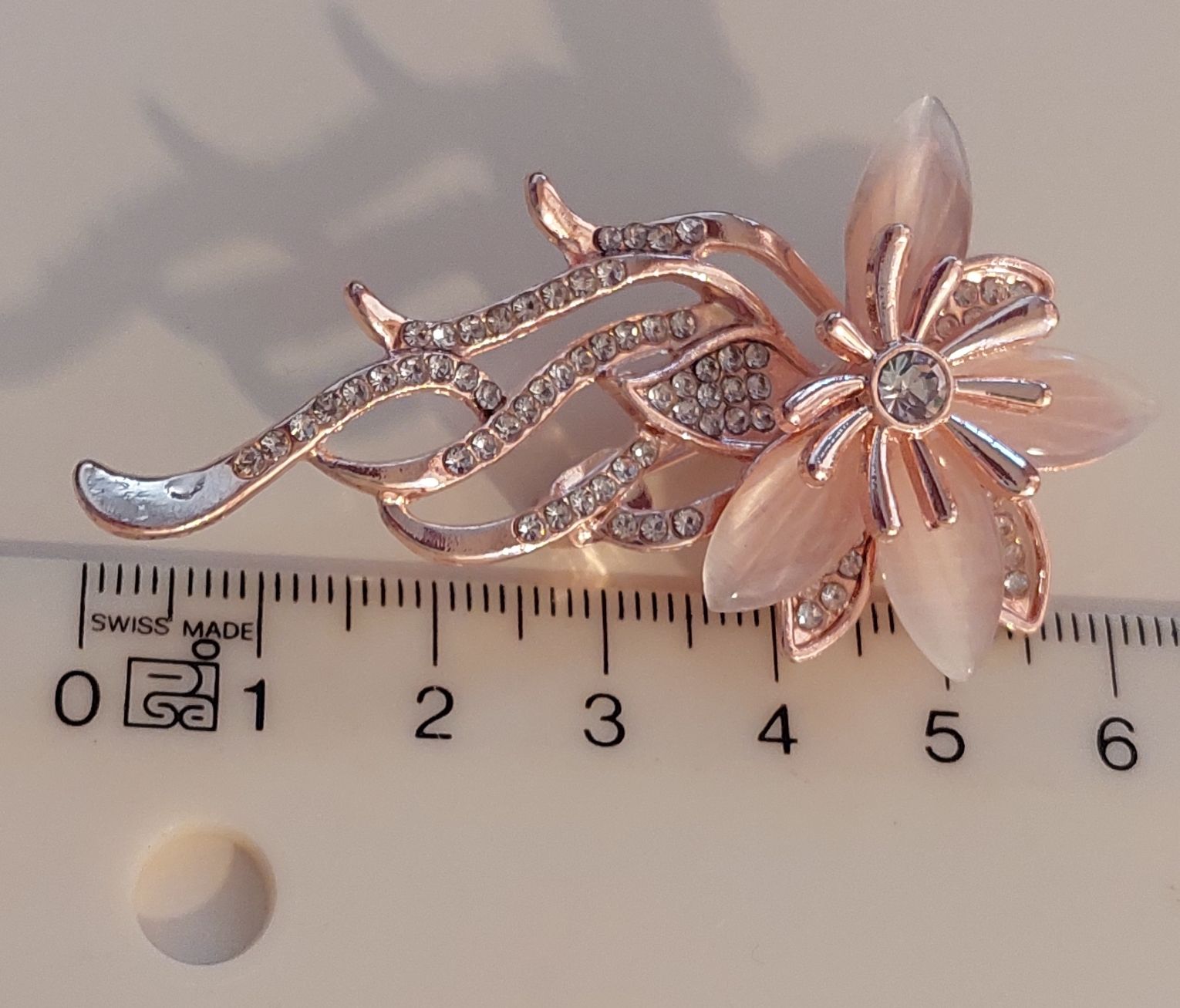 Spille & Fermagli: Hübsche Brosche Orchidee / Blume mit Strass rosegold-farbig – Nuovo (secondo la descrizione) da Oberwil BL venduto da Hunajakakku 7