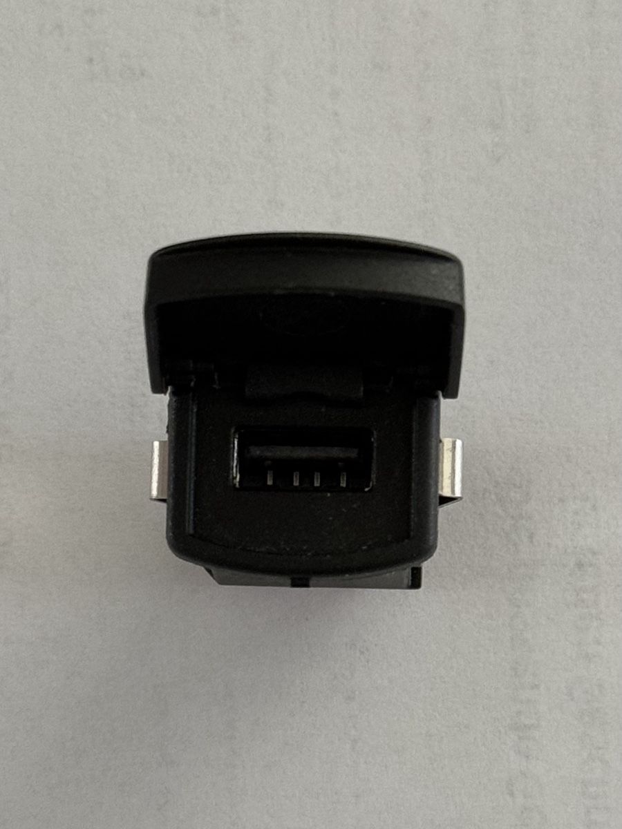 Alle Autoersatzteile: VW Polo 6C 6R USB Buchse – Gebraucht aus Aesch BL von Erin3 2