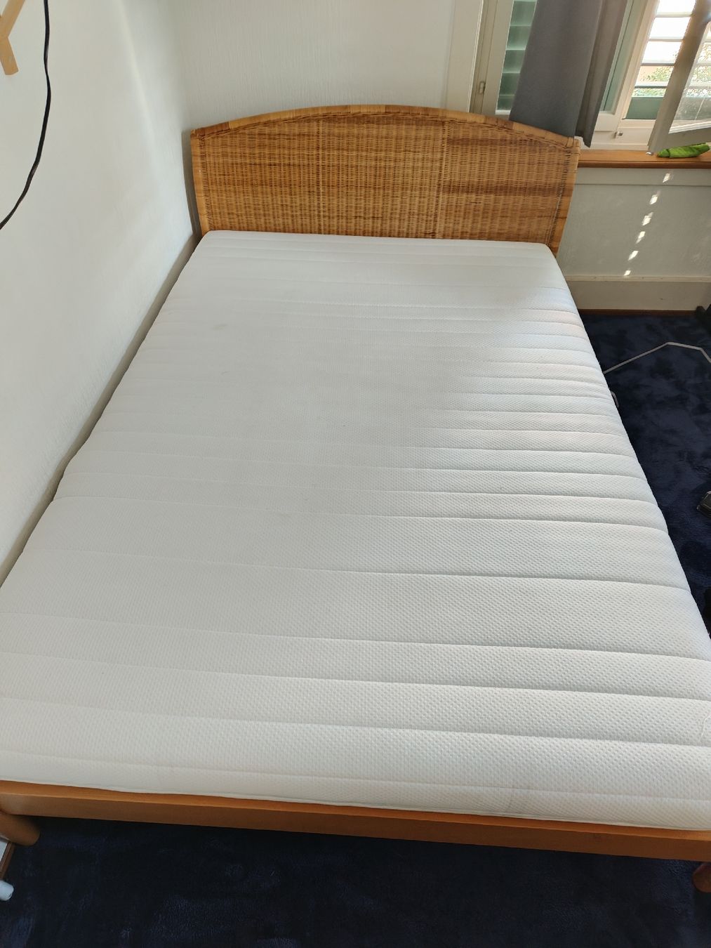 Betten: Bett, Lattenrost mit Matratze 200x140 – Gebraucht aus Dietikon von Alphaleks 1