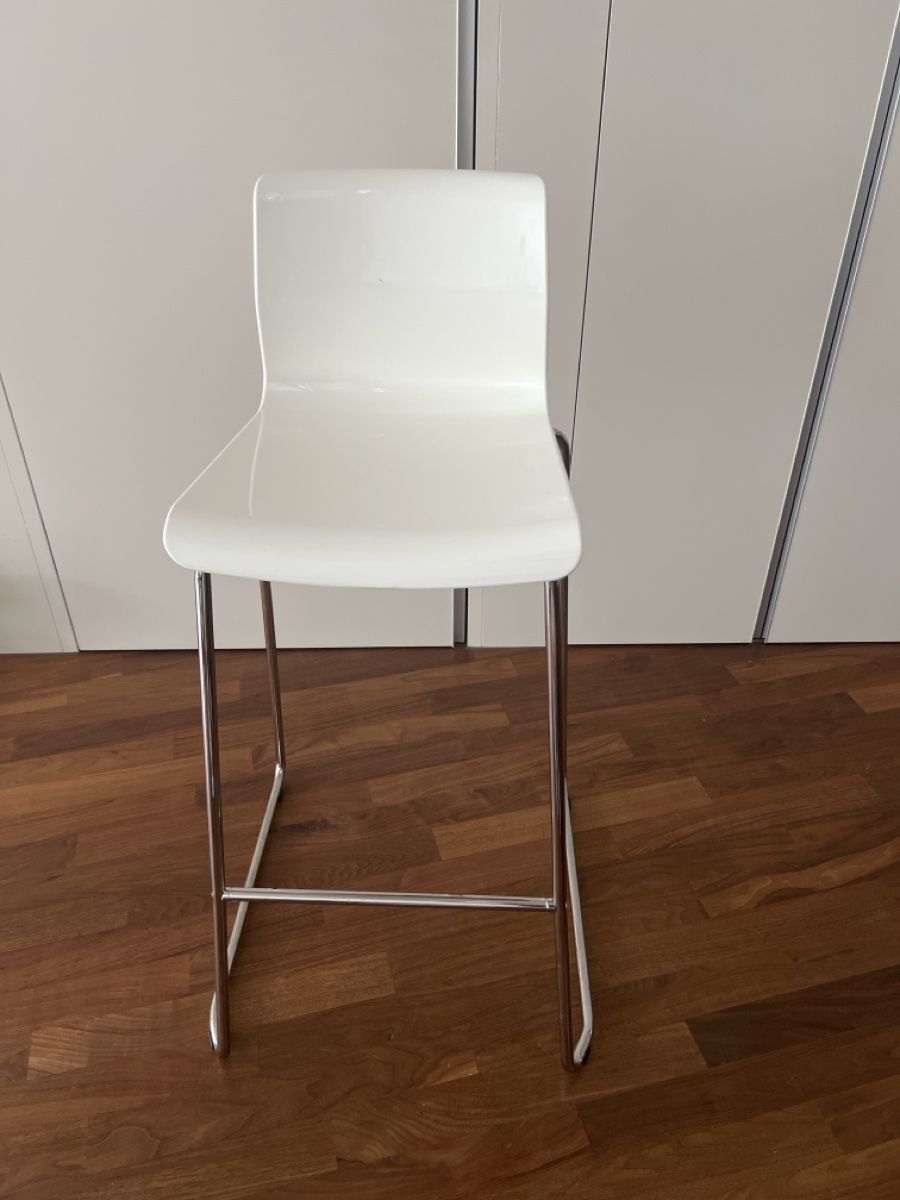 Ikea Hochstühle: Stylish White Bar Stool - Great Condition  – Gebraucht aus Goldau von Kseniya123 1