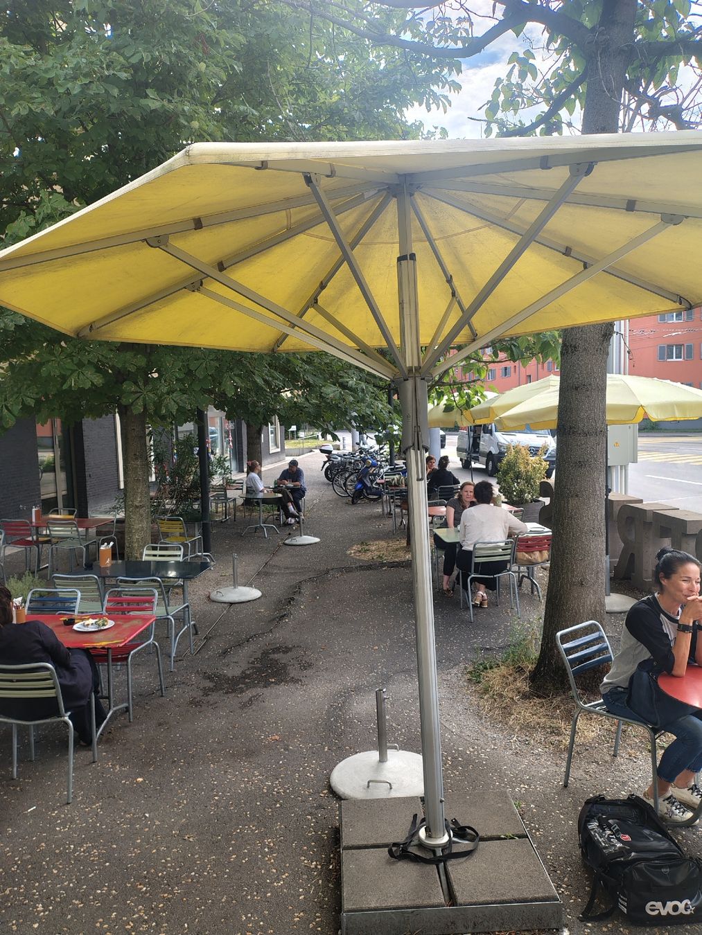 Parasols: 2 Stück Sonnenschirme mit Ständer  – D'occasion à Brüttisellen par Grorbas