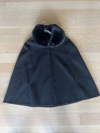 Schwarzer Wintercape mit Kunstfell - Eleganter Look!
