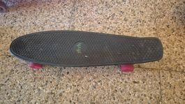 Area Cruiser Skateboard noir avec roues rouges