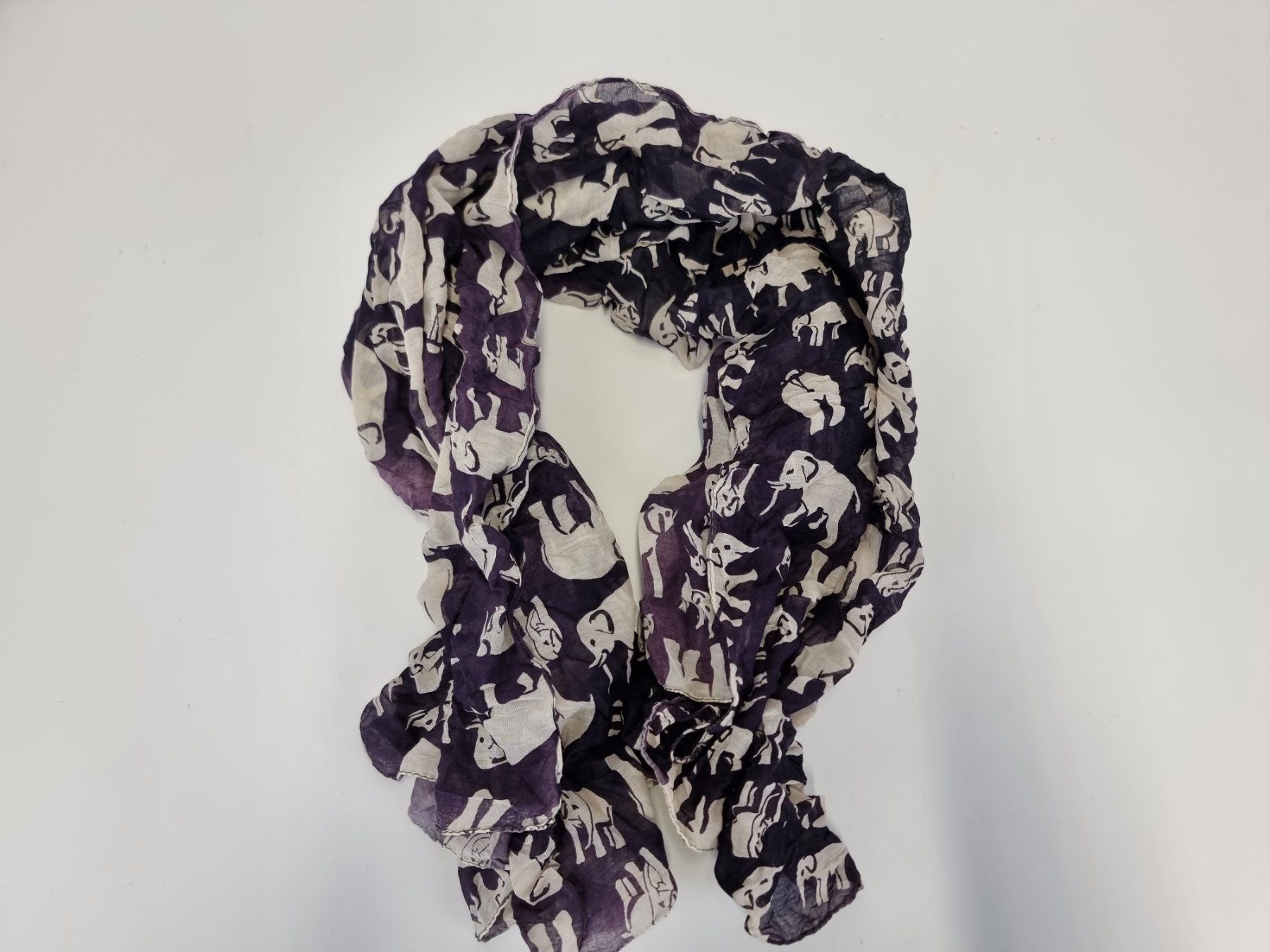 Foulard & Sciarpe: Schal mit Elefanten – Usato da Urtenen-Schönbühl venduto da Restwert_Schoenbuehl