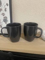 Schwarze Tassen wie neu