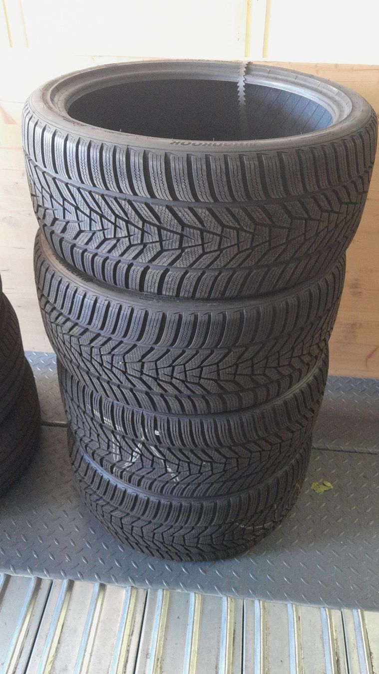 Pneus & Kompletträder: Winterreifen 245/35R19 – Gebraucht aus Sarnen von Saab99900