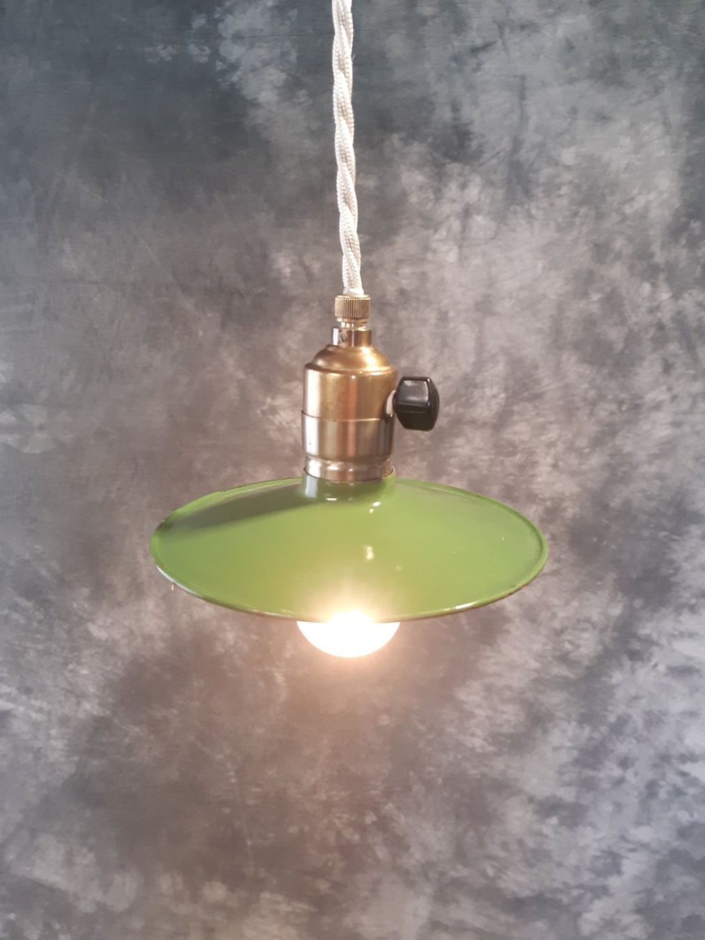 Lampade: Restaurierte Emaille Werkstattlampe – Usato da Winterthur venduto da lampenretter