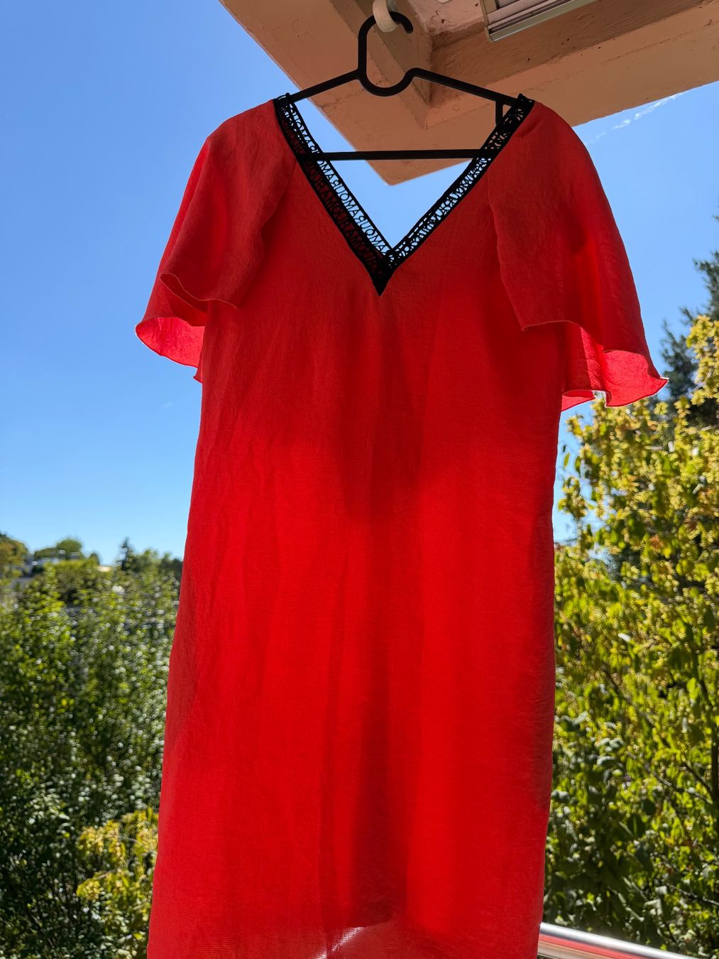 Maje Vestiti: Amore Kleid mit Schmetterlingsärmeln – Usato da Zürich venduto da serendipity.