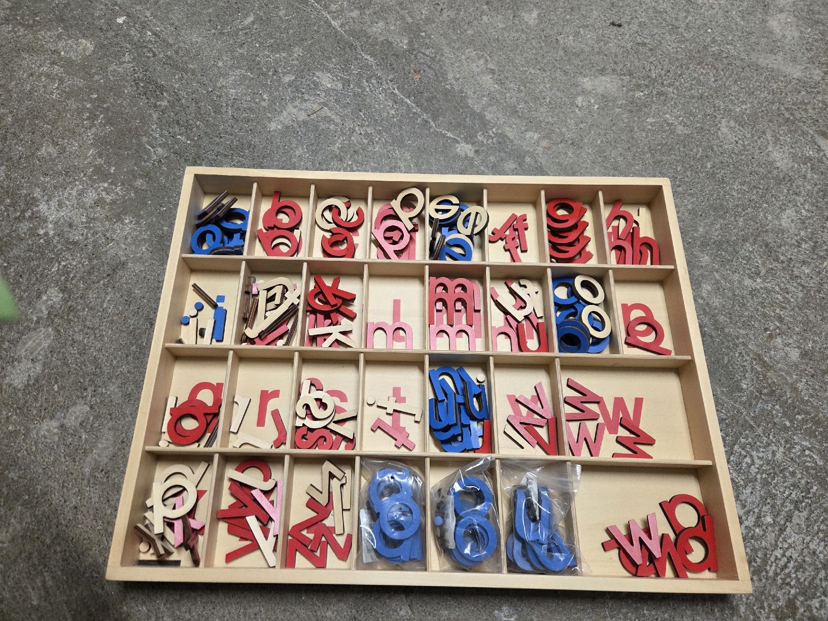 Giochi: Montessori bewegliches Alphabet mit Matte  – Nuovo (secondo la descrizione) da Bern venduto da Everest17