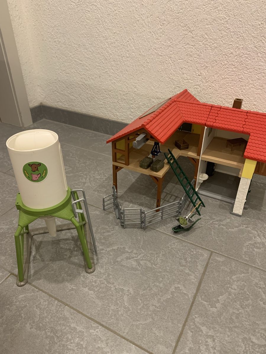 Schleich Giocattoli: Schleich Bauernhof mit Wohnhaus und Silo – Usato da Endingen venduto da gygygy