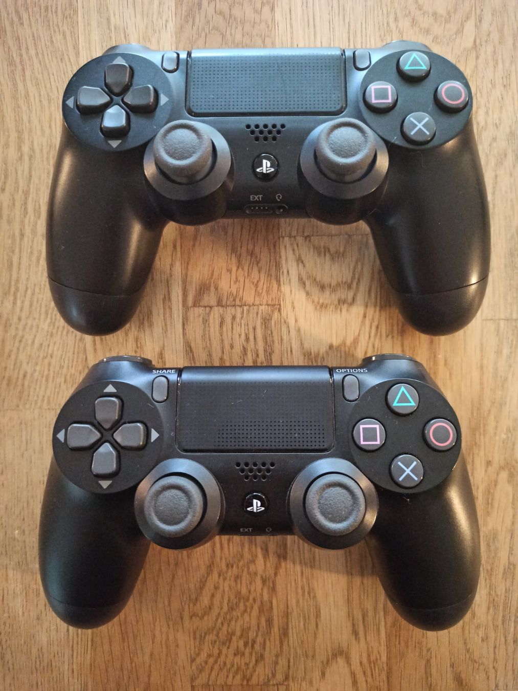 Controller: 2 x Original Controller Sony PS4 Wireless DualShock 4 V2 TOP – Usato da Oberweningen venduto da mar_87mx