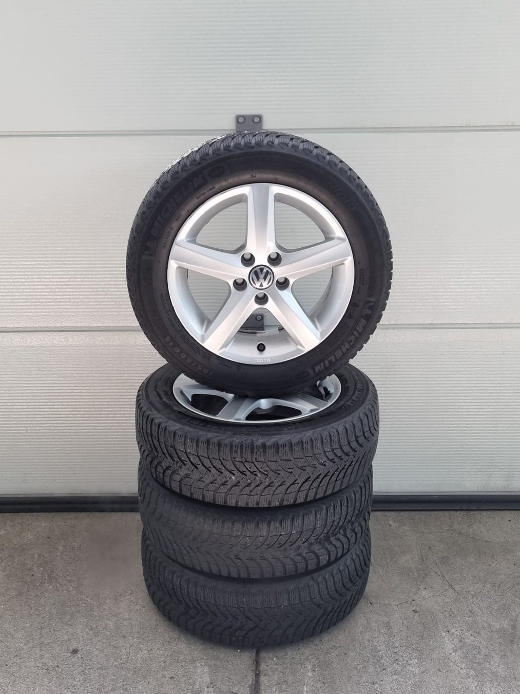 Volkswagen Pneumatici & Ruote complete: VW Winterrad 15 Zoll – Usato da Kirchdorf AG venduto da Cartastic_AG