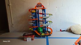 Hotwheels Ultimate Garage mit 30 Autos + ID Accessoire