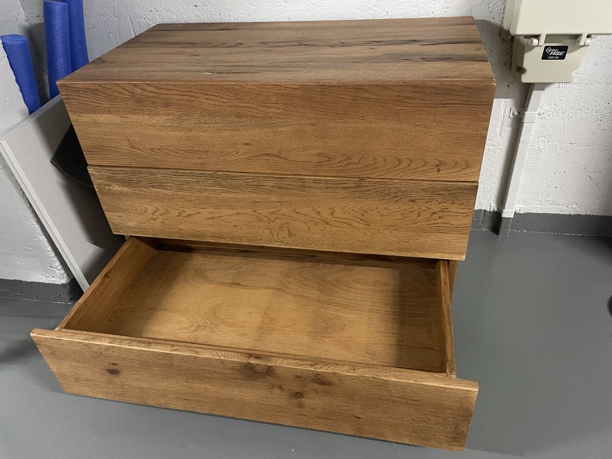 Kommoden: Commode en bois massif – Gebraucht aus La Tour-de-Peilz von flo_m27g