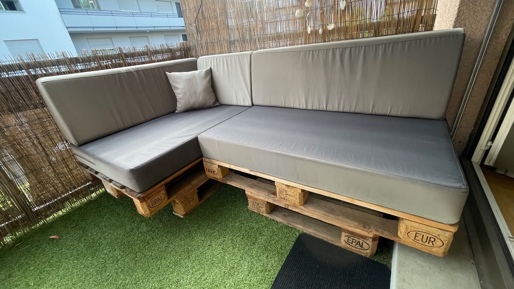 Sofas: 2 Paletten Lounge Garten - Ecksofa Grau – D'occasion à Zürich par sam_2jmt