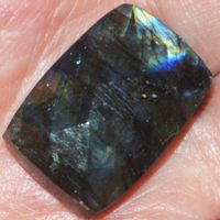 Cabochon L-6127 – Labradorit facettiert 24x17x8mm 30 Karat