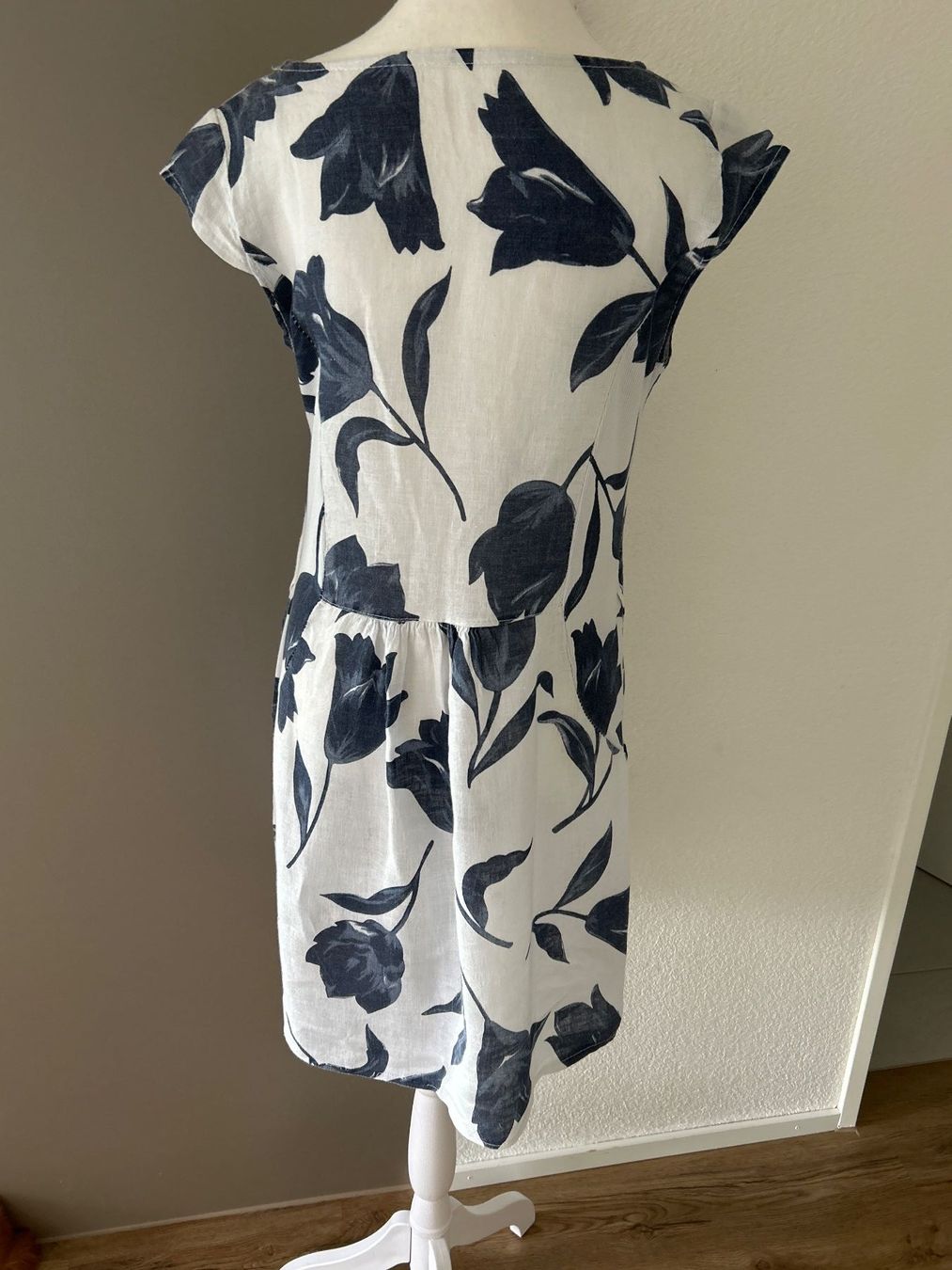 Kleider: Schönes Sommerkleid weiss mit Blumenmuster – Gebraucht aus Brunnen von Nala2929 6