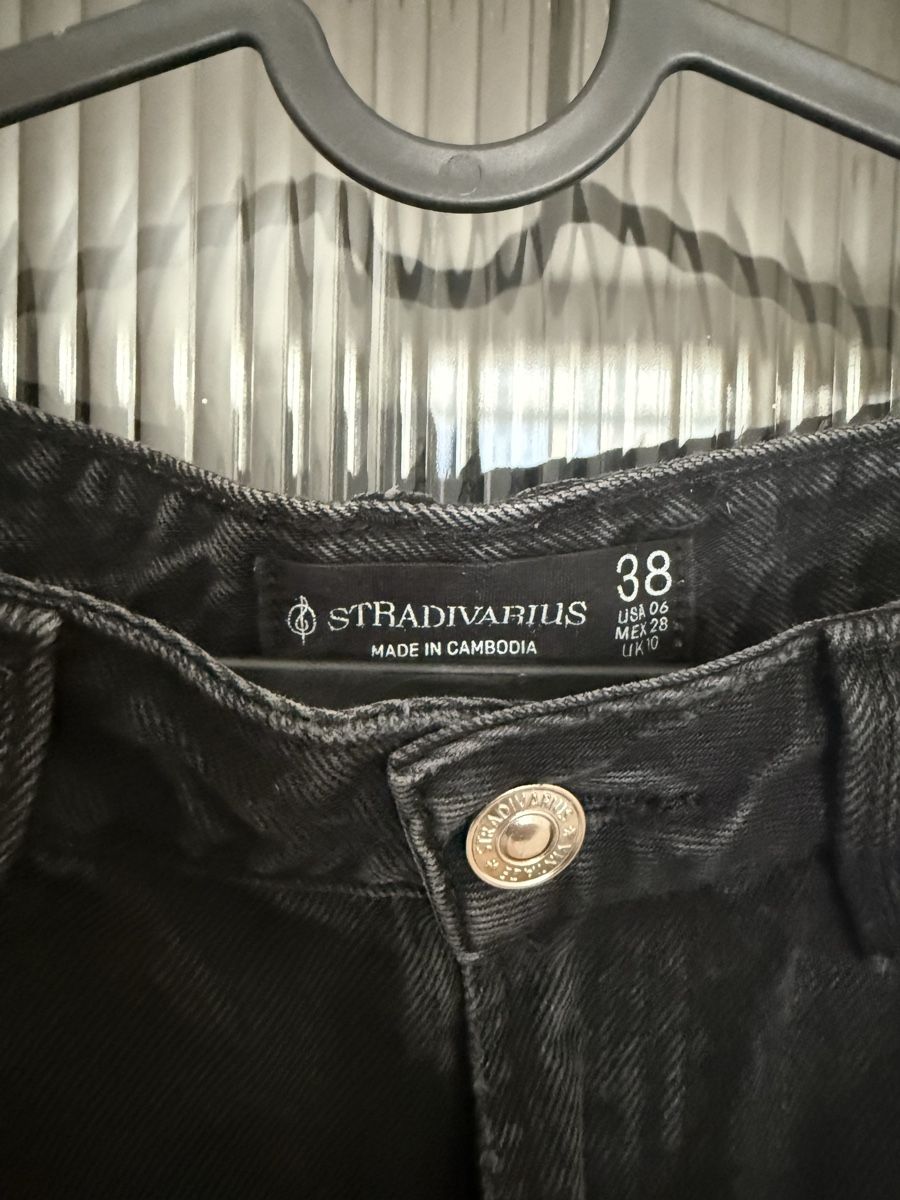Stradivarius Jeans: Short noir en jean Stradivarius – Nuovo (secondo la descrizione) da Monthey venduto da iri_9pt5 2
