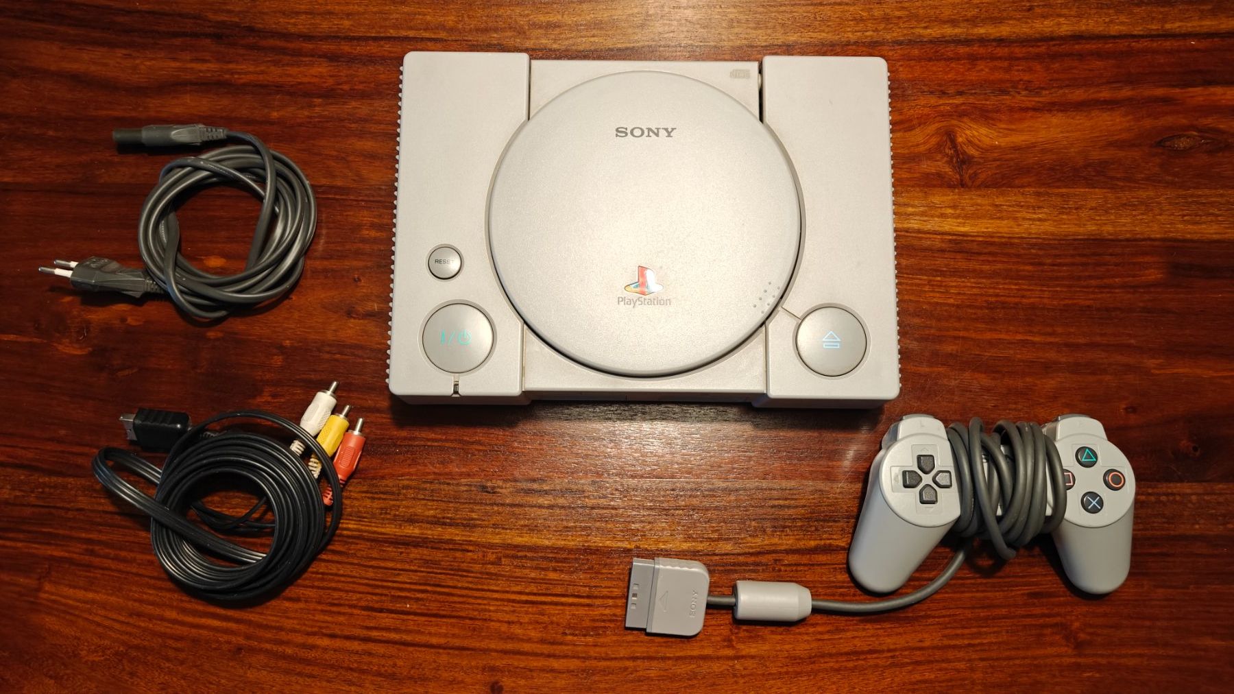 Sony Console: Sony PlayStation 1 Konsole SCPH-5502 mit Controller – Usato da Kleinandelfingen venduto da RetroDomi