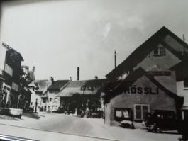 Lausenerstrasse mit altem Wachhaus von Napoleon der Gross