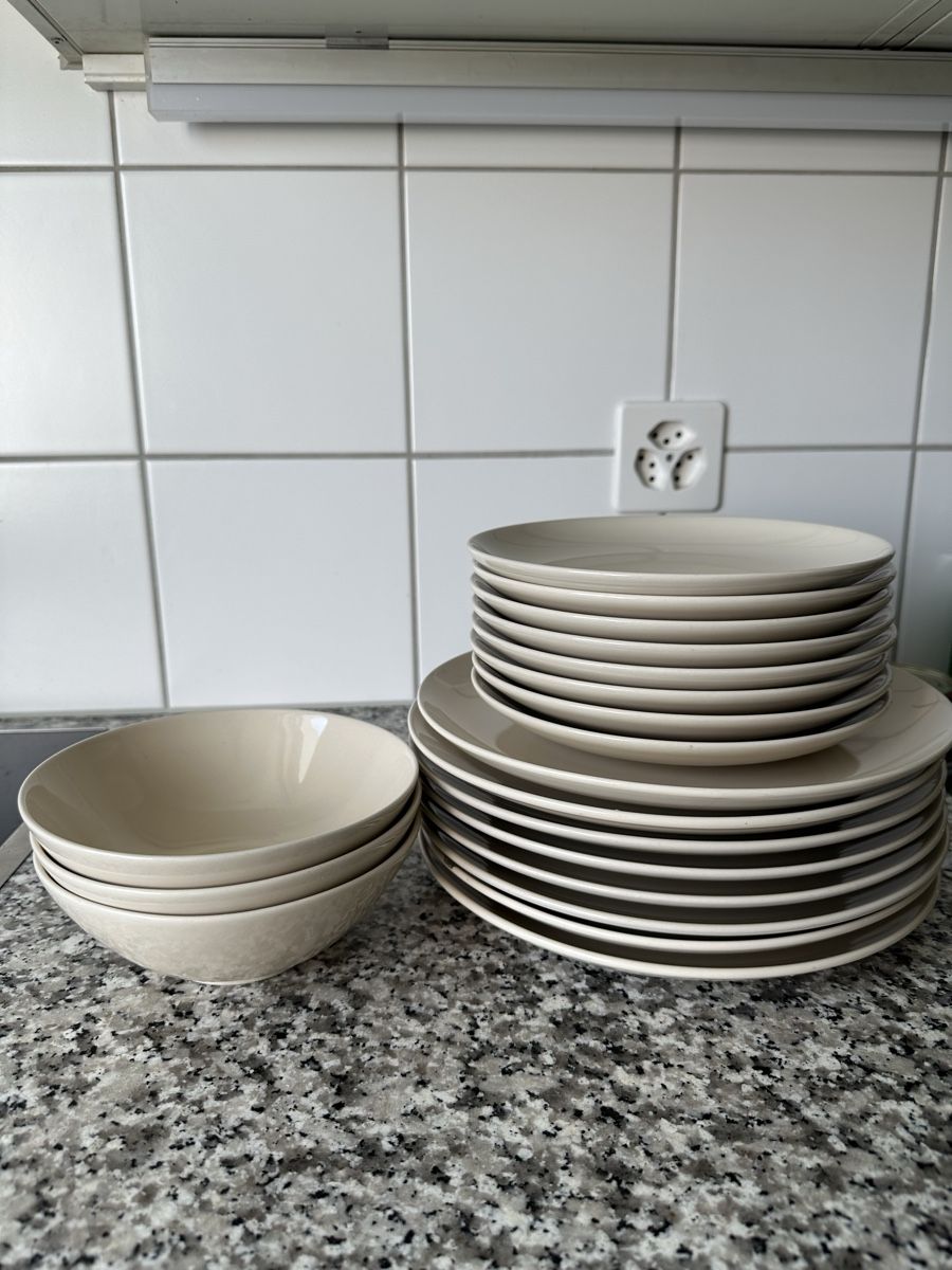 Ikea Services de table: IKEA Tableware Set in Beige – D'occasion à Effretikon par lisaxbeusch