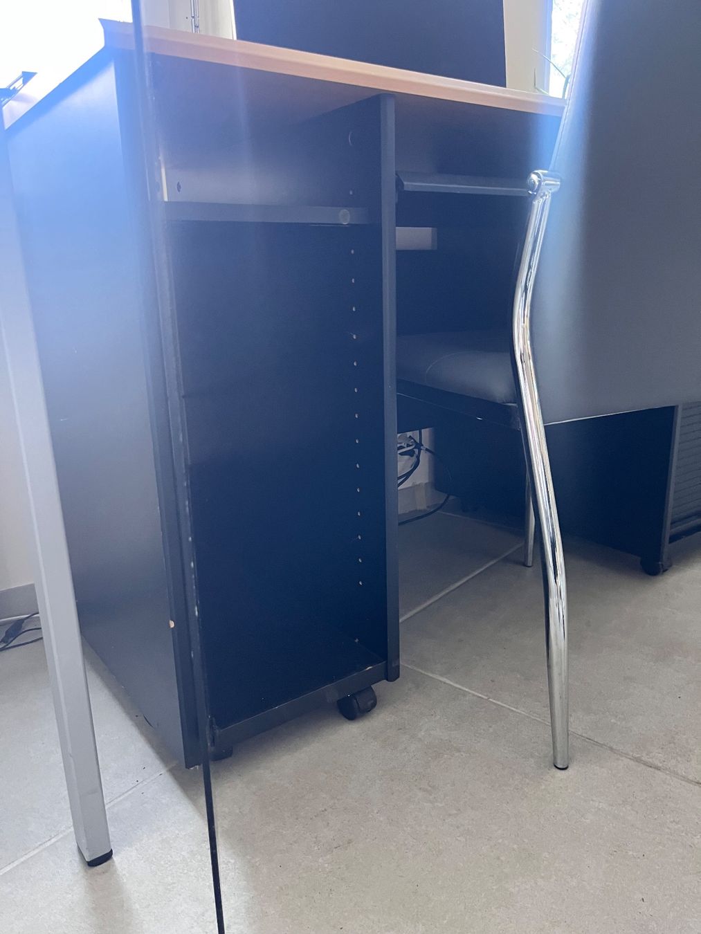 Bureaux: Schwarzer Schreibtisch mit Holzplatte – D'occasion à Bern par ewa_8csp 3
