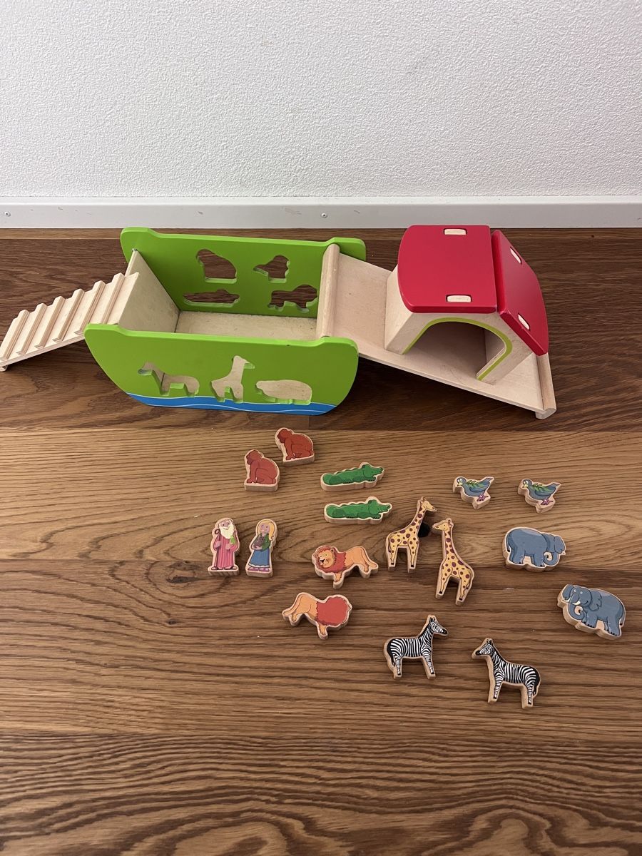 Spielzeuge: Arche Noah Holzspielzeug mit Tieren – Gebraucht aus Gipf-Oberfrick von Sonne010203