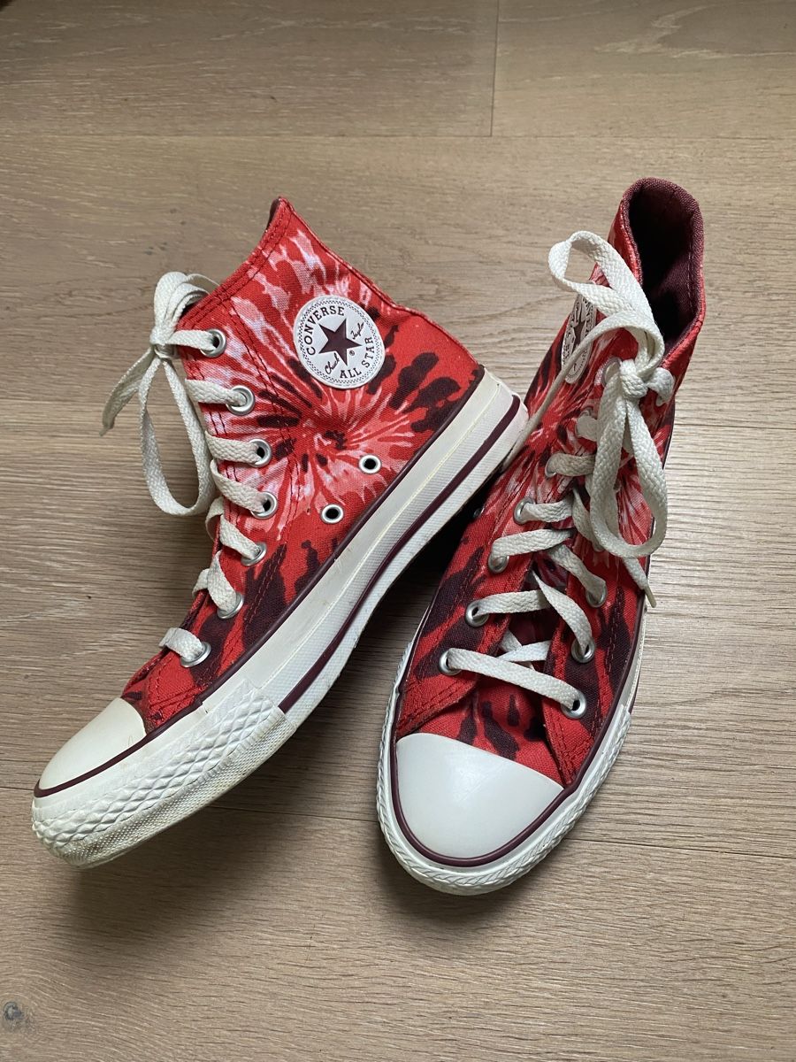 Converse Damenschuhe: Converse Chucks in rotem Batikstoff Grösse 36.5 – Gebraucht aus Winkel von Flyhy2020 1