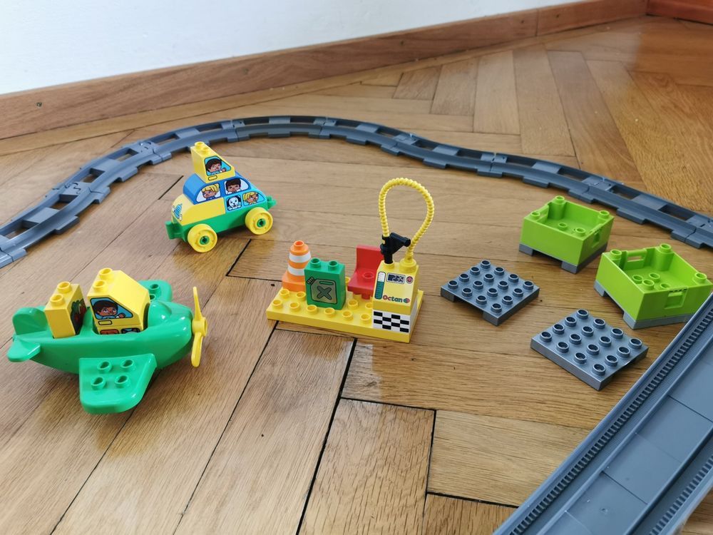  Foto zu Grosse elektrische Lego Duplo Eisenbahn mit viel Zubehör 