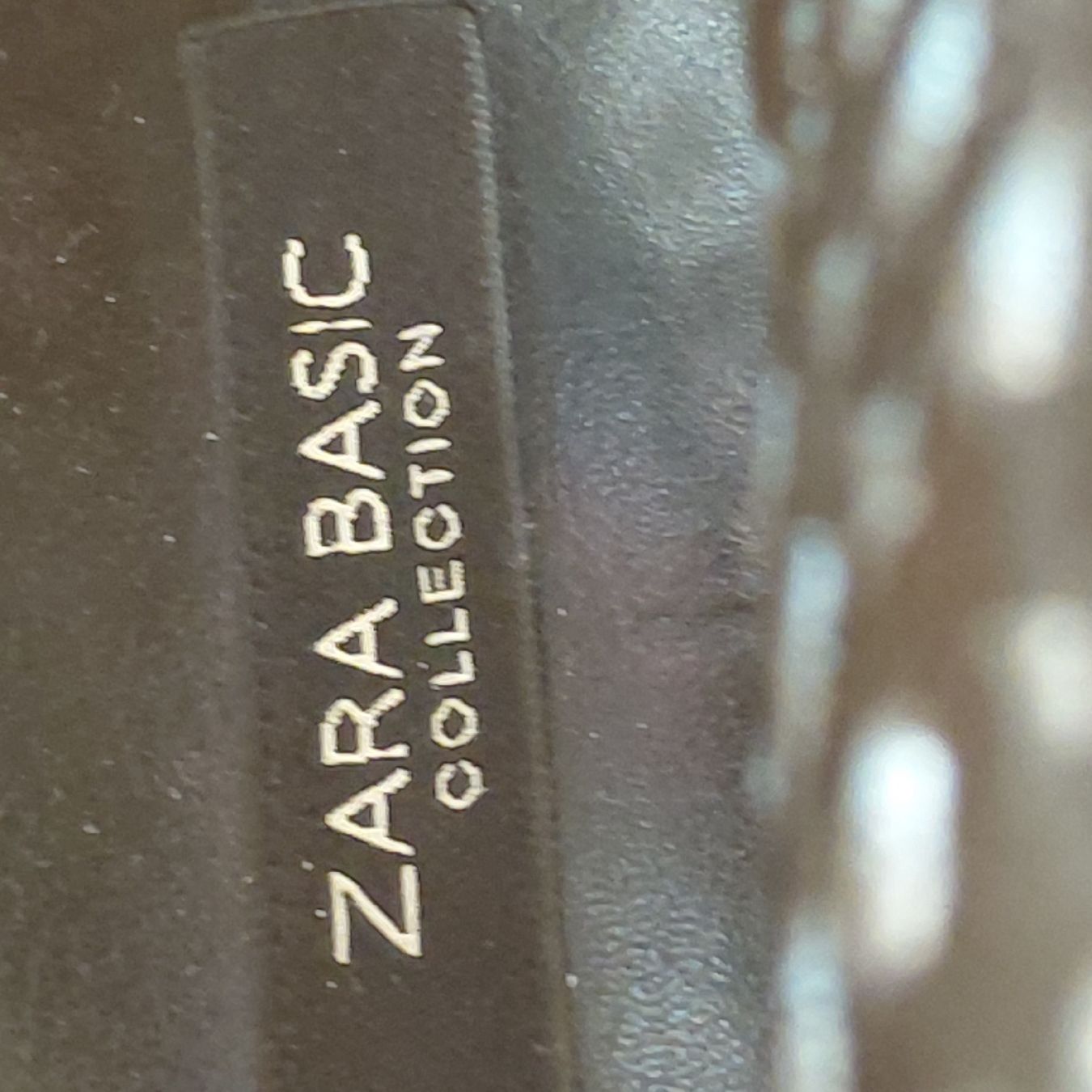 Zara Scarpe da donna: Bottines à talons aiguilles découpées en daim – Usato da La Croix (Lutry) venduto da dib_bf9b 4