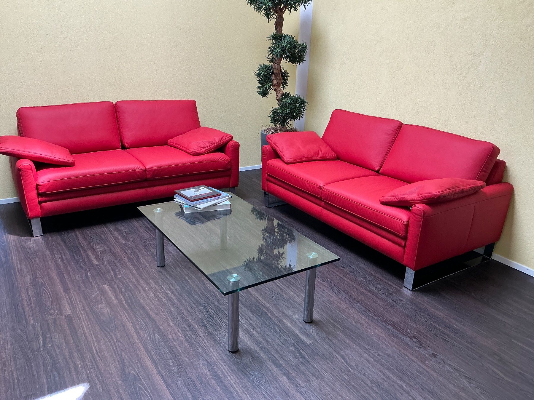 Sofas: 2 Sofas rot  +  1 Glas Sofatisch – D'occasion à Schaffhausen par Brolok